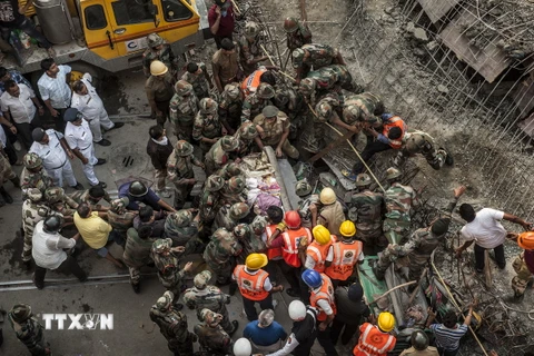 Nhân viên cứu hộ nỗ lực tìm kiếm nạn nhân vụ sập cầu ở Kolkata. (Nguồn: THX/TTXVN)