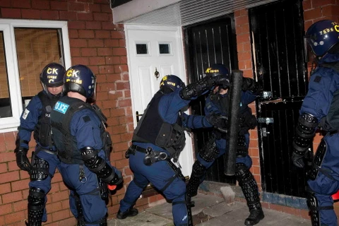 Cảnh sát đột kích nơi ở của một băng nhóm buôn lậu ma túy. Ảnh minh họa. (Nguồn: theboltonnews.co.uk)