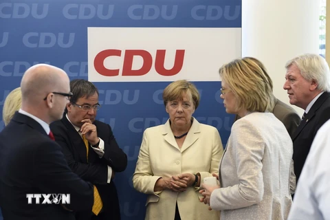 Thủ tướng Đức Angela Merkel (giữa) tại cuộc họp với các thành viên của Đảng CDU. (Nguồn: AFP/TTXVN)