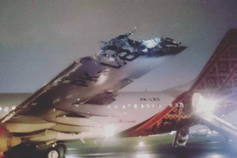 Cánh chiếc máy bay của hãng Batik Air bị hư hỏng nặng sau vụ va chạm. (Nguồn: Facebook)