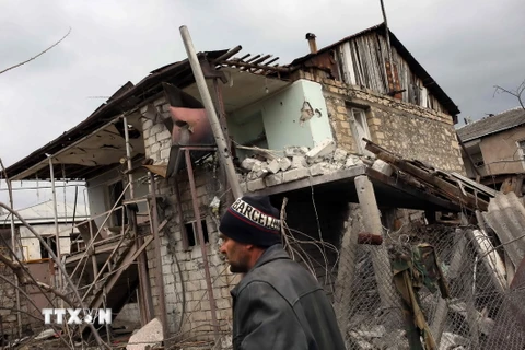 Nhà cửa ở khu vực Martakert, Nagorny Karabakh bị phá hủy trong cuộc giao tranh. (Nguồn: AFP/TTXVN)