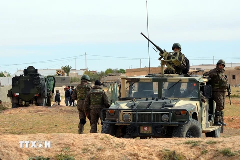Lực lượng đặc nhiệm Tunisia trong chiến dịch truy quét khủng bố gần biên giới Lybia ngày 19/3. (Nguồn: AFP/TTXVN)