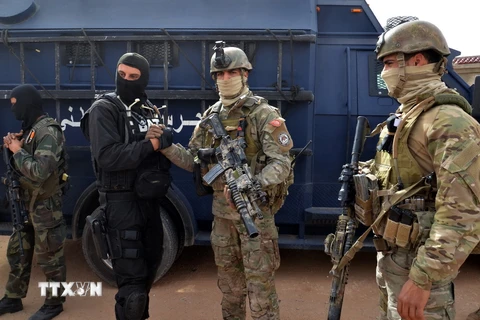Lực lượng đặc nhiệm Tunisia trong chiến dịch truy quét khủng bố tại thị trấn Ben Guerdane, gần biên giới Libya. (Nguồn: AFP/TTXVN)