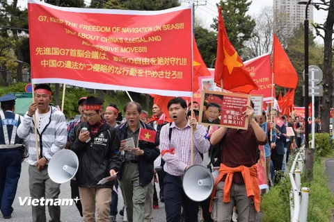 Hội người Việt Nam tại Nhật Bản tuần hành phản đối các hành động ngang ngược của Trung Quốc tại Biển Đông. (Nguồn: Tri Phương/Vietnam+)