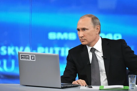 Tổng thống Nga Vladimir Putin trả lời trực tuyến người dân. (Nguồn: AP)