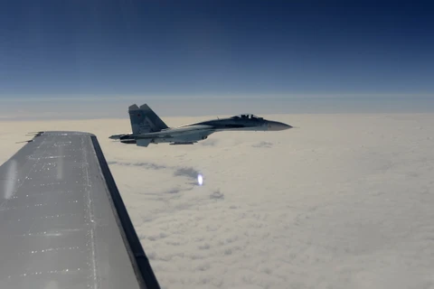 Một chiến đấu cơ Su-27 của Nga bay sát máy bay Mỹ trên không phận biển Baltic. (Nguồn: dailymail.com)
