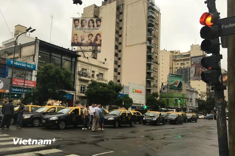 Biểu tình chống Uber khiến giao thông tại Buenos Aires tắc nghẽn. (Ảnh: Diệu Hương/Vietnam+)