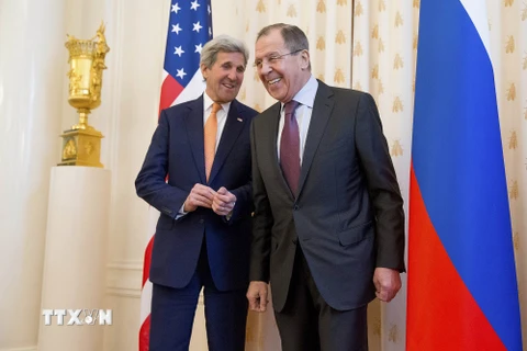 Ngoại trưởng Nga Sergei Lavrov (phải) và Ngoại trưởng Mỹ John Kerry trong cuộc gặp ở Moskva ngày 24/3. (Nguồn: AFP/TTXVN)
