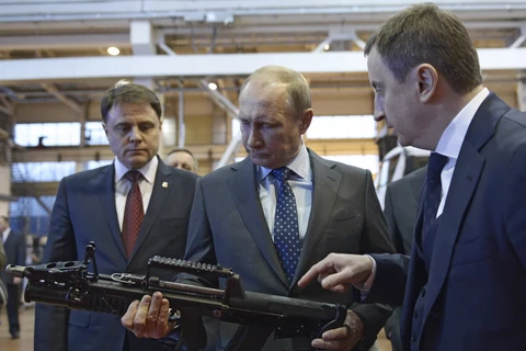 Tổng thống Nga Vladimir Putin thăm một nhà máy sản xuất vũ khí. (Nguồn: engineeringrussia.wordpress.com)