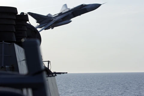 Máy bay Su-27 của Nga bay qua tàu khu trục USS Donald Cook của Mỹ trên biển Baltic. (Nguồn: EPA)