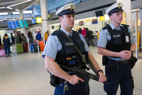 Cảnh sát đứng gác tại một sân bay tại Đức. (Nguồn: DPA)