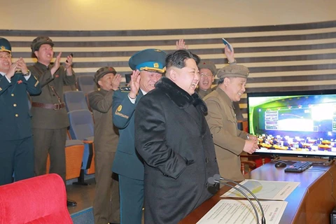 Nhà lãnh đạo Triều Tiên theo dõi một vụ phóng tên lửa đạn đạo. (Nguồn: KCNA/Reuters)