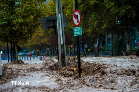 Cảnh ngập lụt do mưa lớn tại Santiago, Chile ngày 17/4. (Nguồn: AFP/TTXVN)