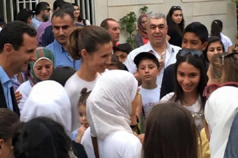 Tổng thống Assad cùng vợ thăm một trung tâm văn hóa ở thủ đô Damascus. (Nguồn: Facebook)