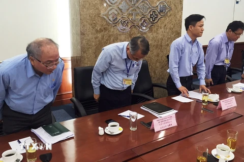 Lãnh đạo công ty Formosa Hà Tĩnh cúi đầu xin lỗi chính quyền và nhân dân Việt Nam, sau khi phát ngôn của ông Chu Xuân Phàm. (Ảnh: Phan Quân/TTXVN)