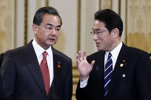 Ngoại trưởng Nhật Bản Fumio Kishida và người đồng cấp Trung Quốc Vương Nghị. (Nguồn: chinadailyasia.com)