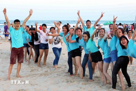Các bạn trẻ hào hứng tham gia các hoạt động tại ngày hội du lịch biển Đà Nẵng. (Ảnh: Trần Lê Lâm/TTXVN)