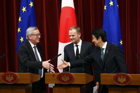 Thủ tướng Nhật Bản Shinzo Abe (phải) bắt tay Chủ tịch EC Jean-Claude Juncker và Chủ tịch Hội đồng châu Âu Donald Tusk (giữa). (Nguồn: AP)