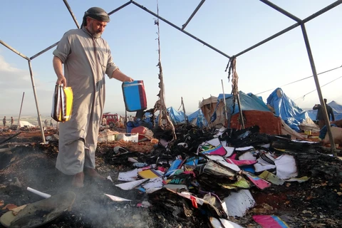 Khung cảnh tại trại tị nạn sau cuộc không kích. (Nguồn: Getty Images)