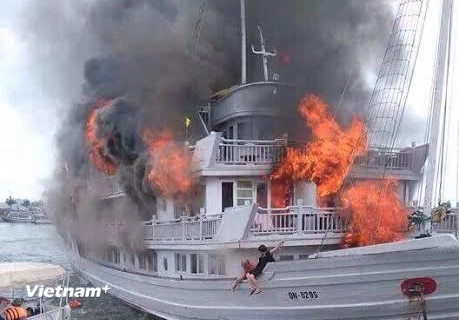 Du khách hốt hoảng nhảy khỏi con tàu cháy. (Ảnh: Nguyễn Hoàng/Vietnam+)