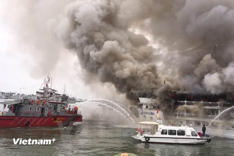 Tàu QN 6299 bốc cháy ngùn ngụt. (Ảnh: Nguyễn Hoàng/Vietnam+)