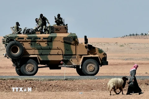 Xe bọc thép của quân đội Thổ Nhĩ Kỳ tuần tra tại thị trấn Suruc gần biên giới Thổ Nhĩ Kỳ-Syria. (Nguồn: AFP/TTXVN)