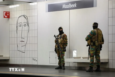 Cảnh sát Bỉ gác tại ga tầu điện ngầm Maelbeek ở Brussels ngày 25/4. (Nguồn: AFP/TTXVN)
