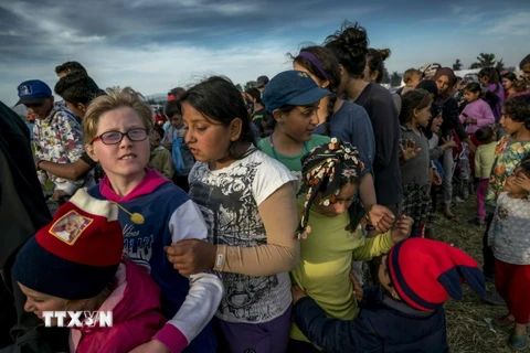 Người tị nạn và di cư mắc kẹt tại khu vực biên giới Hy Lạp- Macedonia ngày 27/4. (Nguồn: AFP/TTXVN)