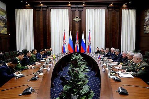 Cuộc gặp giữa Bộ trưởng Quốc phòng Nga Sergei Shoigu và và người đồng cấp Myanmar Sein Win hôm 16/4. (Nguồn: Bộ Quốc phòng Nga)