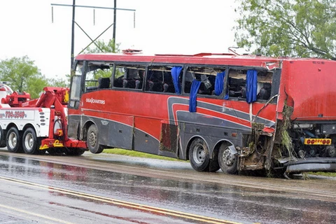 Chiếc xe buýt gặp nạn được kéo đi khỏi hiện trường. (Nguồn: dailymail.co.uk)
