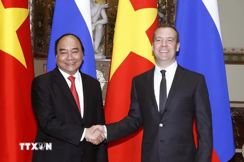 Thủ tướng LB Nga D. Medvedev đón Thủ tướng Nguyễn Xuân Phúc. (Ảnh: Thống Nhất/TTXVN)