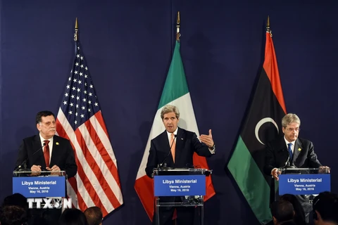 Từ trái sang: Thủ tướng Libya Fayez al-Sarraj, Ngoại trưởng Mỹ John Kerry và Ngoại trưởng Italy Paolo Gentiloni trong cuộc họp báo sau hội nghị ở Vienna, ngày 16/5. (Nguồn: EPA/TTXVN)