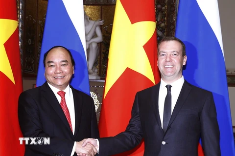 Thủ tướng Liên bang Nga Dmitry Medvedev đón Thủ tướng Nguyễn Xuân Phúc. (Ảnh: Thống Nhất/TTXVN)
