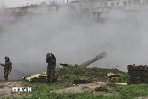 Binh sỹ Armenia thuộc Lực lượng phòng vệ khu vực Nagorny Karabakh bắn đạn pháo về phía lực lượng Azerbaijan. (Nguồn: AFP/TTXVN)