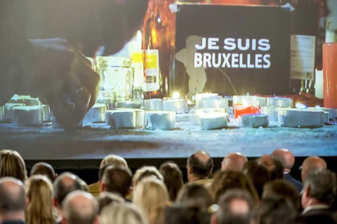 Hình ảnh được chiếu trên màn hình lớn trong lễ tưởng niệm các nạn nhân vụ khủng bố tại Brussels. (Nguồn: AP)