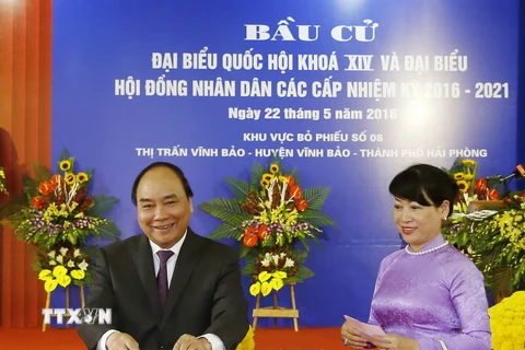 Thủ tướng Nguyễn Xuân Phúc và phu nhân đến bỏ phiếu bầu cử đại biểu Quốc hội khóa XIV và đại biểu Hội đồng nhân dân các cấp nhiệm kỳ 2016-2021. (Ảnh: Thống Nhất/TTXVN)