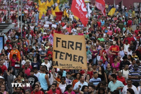 Biểu tình phản đối Tổng thống lâm thời Michel Temer tại Sao Paulo ngày 22/5. (Nguồn: EPA/TTXVN)
