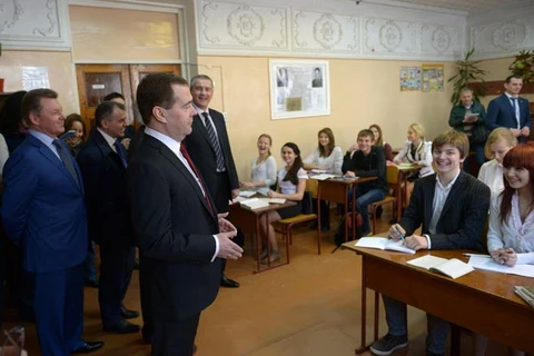 Thủ tướng Nga Dmitry Medvedev nói chuyện với các sinh viên trong chuyến thăm Crimea vào tháng 4/2014. (Nguồn: Reuters)
