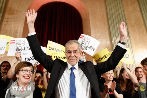 Tổng thống mới đắc cử của Áo Alexander Van der Bellen (giữa) trước những người ủng hộ tại Vienna ngày 22/5. (Nguồn: EPA/TTXVN)