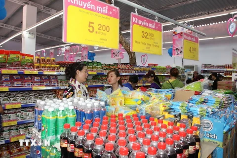 Khách hàng mua sắm tại siêu thị Saigon Co.op. (Nguồn: TTXVN)