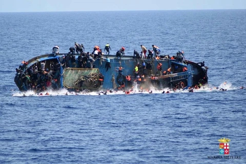 Giây phút con tàu bị lật. (Nguồn: AFP)