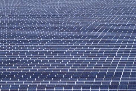 Công viên năng lượng Mặt Trời Gujarat của Ấn Độ. (Nguồn: raszl.com)