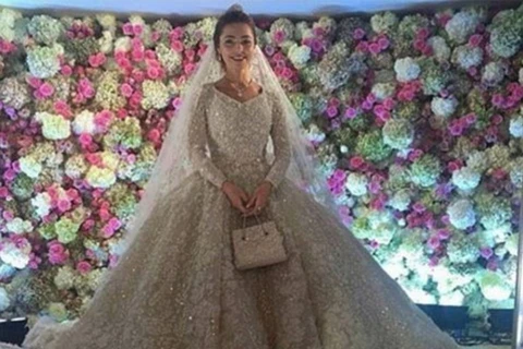 Bộ váy cô dâu được Elie Saab thiết kế riêng và có giá trị lên tới 18.000 bảng Anh (tương đương 25.925 USD). (Nguồn: Instagram)