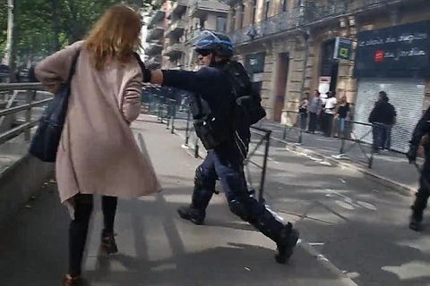 Nhân viên cảnh sát bất ngờ túm cổ người phụ nữ.