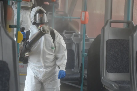 Khử trùng nhằm ngăn ngừa dịch COVID-19 trên xe điện ở Saint Petersburg, Nga ngày 19/3/2020. (Ảnh: AFP/TTXVN)