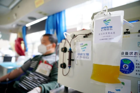 Một bệnh nhân được chữa khỏi dịch COVID-19 tình nguyện hiến huyết tương tại Trung tâm huyết học Hình Đài, tỉnh Hà Bắc, Trung Quốc ngày 23/2/2020. (Ảnh: THX/TTXVN)