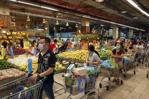 Người dân đeo khẩu trang phòng dịch COVID-19 khi đi mua hàng tại một siêu thị ở Kuala Lumpur, Malaysia ngày 16/3/2020. (Ảnh: THX/TTXVN)
