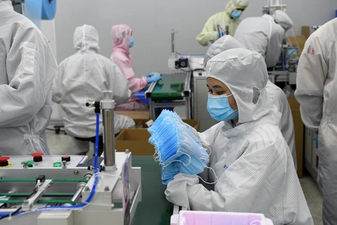 Công nhân làm việc tại xưởng sản xuất khẩu trang ở Quảng Đông, Trung Quốc, ngày 17/3/2020. (Ảnh: THX/TTXVN)