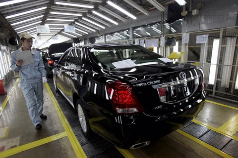 Công nhân kiểm tra xe tại một nhà máy của Toyota. (Ảnh: Reuters)