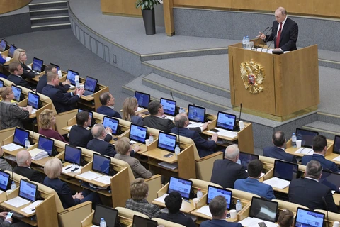 Tổng thống Nga Vladimir Putin (phải) phát biểu tại phiên họp Duma Quốc gia ở Moskva ngày 10/3/2020. (Ảnh: THX/TTXVN)